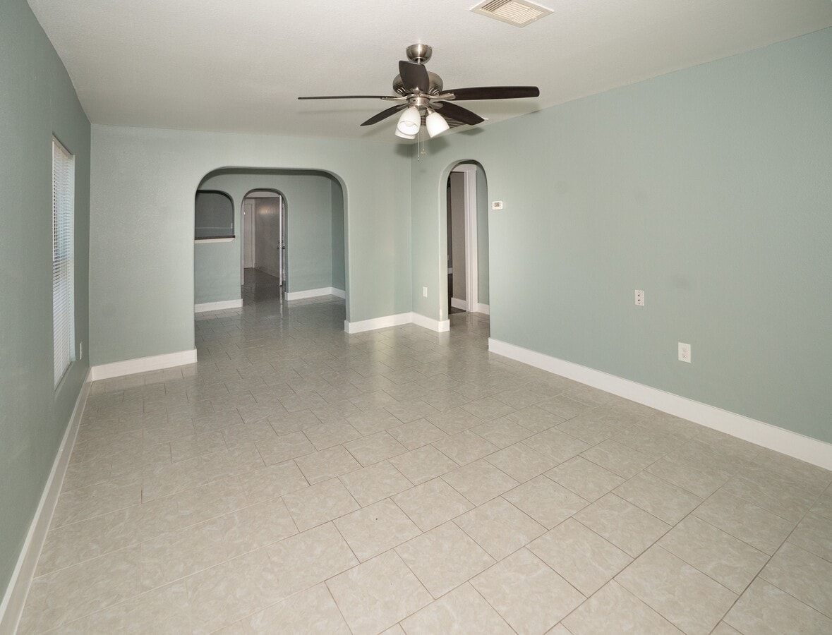 Photo - 4826 Bristol St