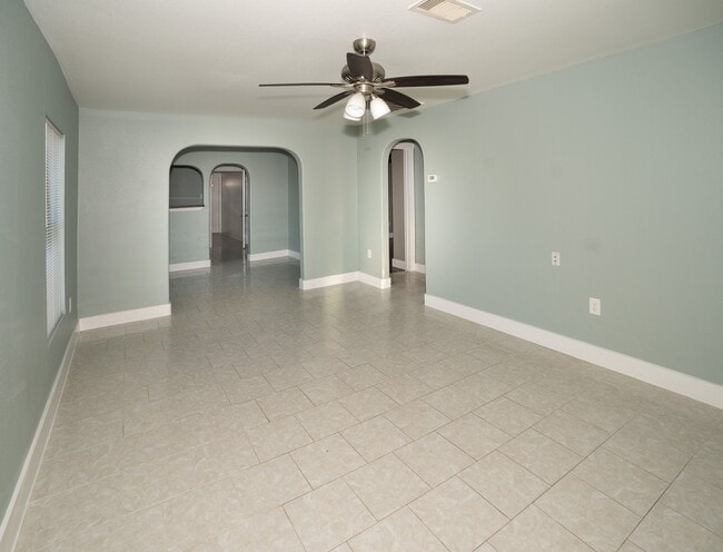 Photo - 4826 Bristol St