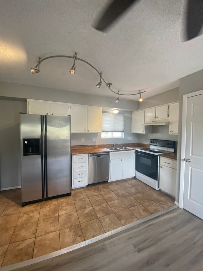 Building Photo - 2030 W Yampa St Unit Apt. B