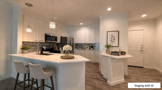 Building Photo - 615 6th St Unit 204