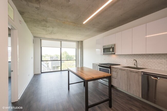 Photo - 1714 W Roscoe St