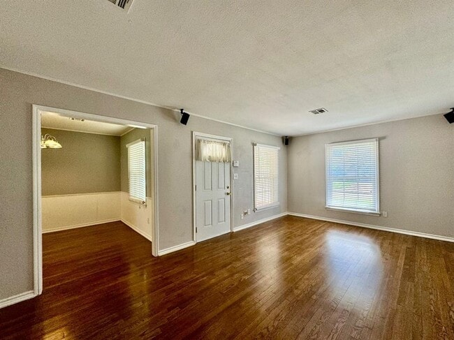 Photo - 9519 Stratford Dr