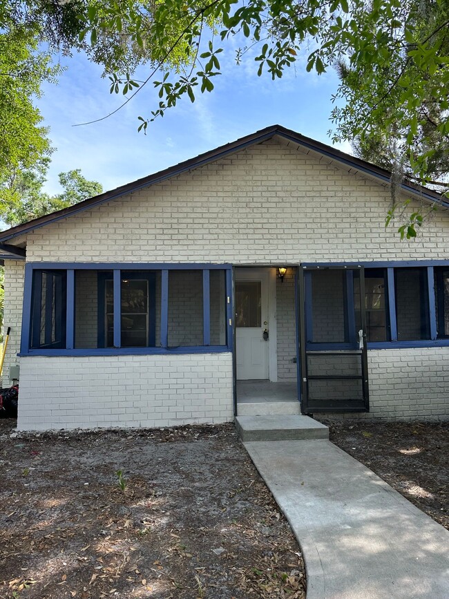 Building Photo - 1219 W 8th St Rental