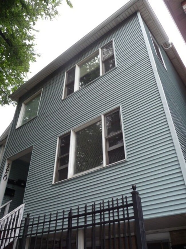 Building Photo - 2420 N Greenview Ave Unit 1R