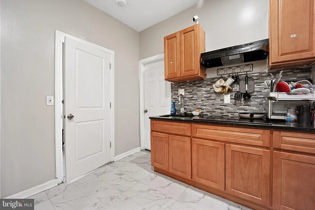 Building Photo - 1610 Dyre St Unit 2nd Fl - B2 - SRO