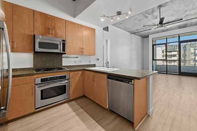 Building Photo - NEW FLOORS! Spacious 2 Bedroom 2 Bathroom ... Rental