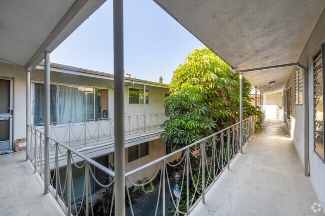 220 S Doheny Dr