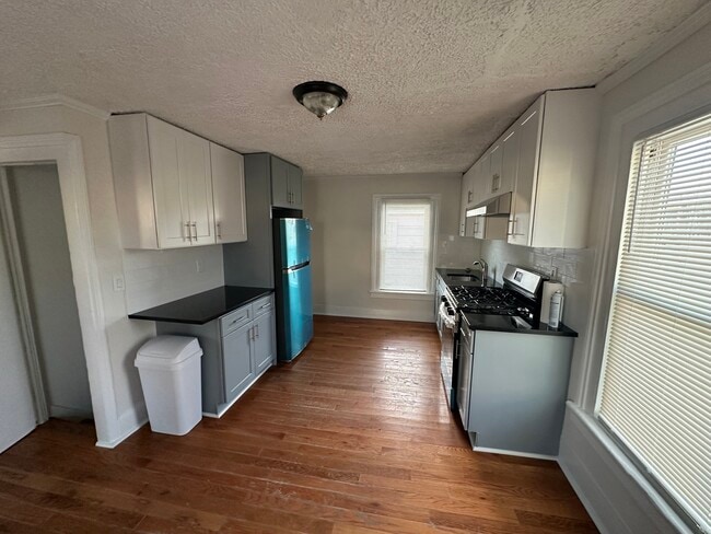 Brand New Two-Tone Kitchen Cabinets, Counters & Appliances. - 164 Hanover St Unit 2nd floor