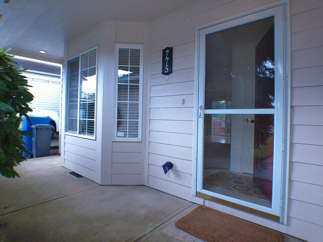 Photo - 775-KE775 17th St NE