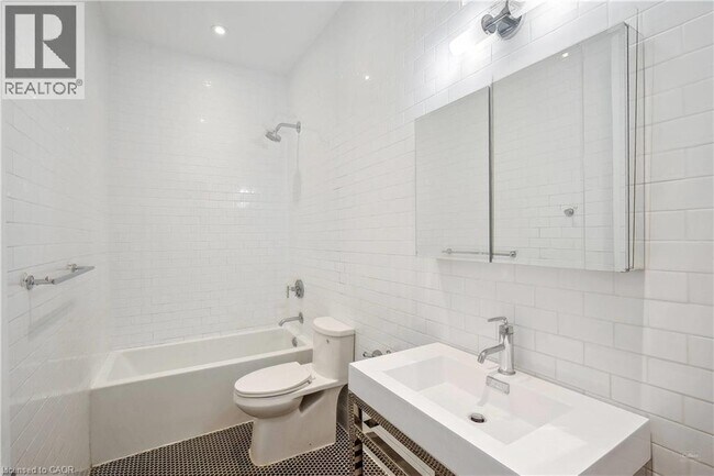 Photo - 220 Dundurn St S Unit 134
