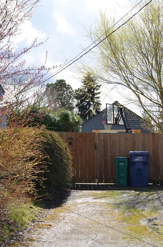 West Seattle - Studio Home with Yard - West Seattle - Studio Home with Yard