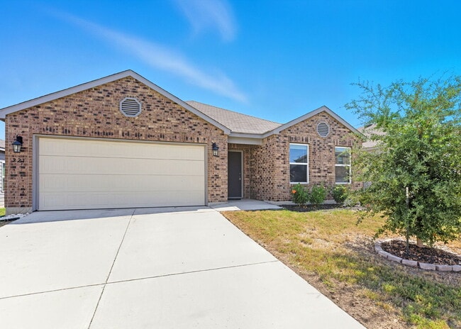 Building Photo - Single Story **3 bedroom, 2 bath home** w/...