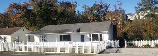 Photo - 3 BDRM, 2 BA Rambler w/ Basement - Great l...