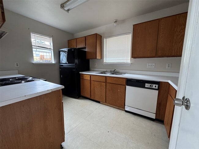 Building Photo - 3229 Hirschfield Rd Unit B