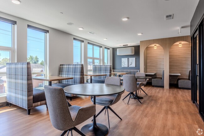 Photo - Fifth x Northwest