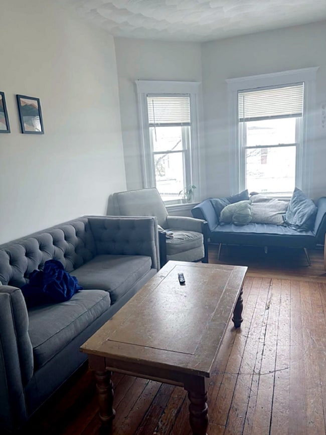 Photo - Spacious 4 Bed - Close to Tufts University - Natural Light