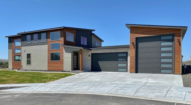 Building Photo - Stunning Southridge Rental with RV Garage ...