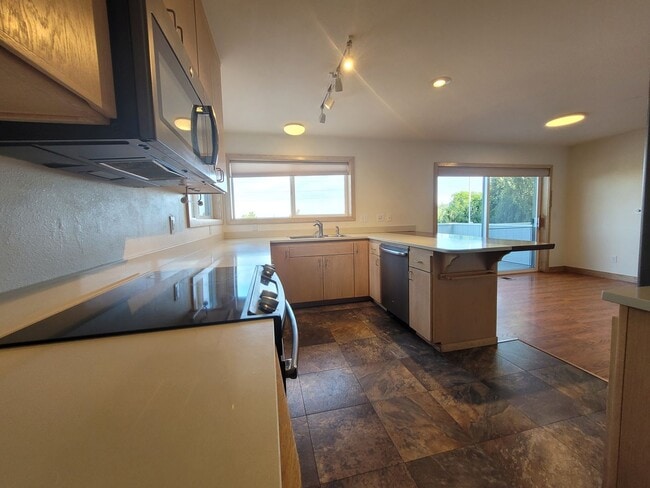 Photo - Bayview Condo 2 Bedrooms with Gas Fireplace - S State St Unidad A