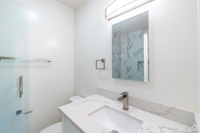 2BR, 2BA - 970SF - Bathroom