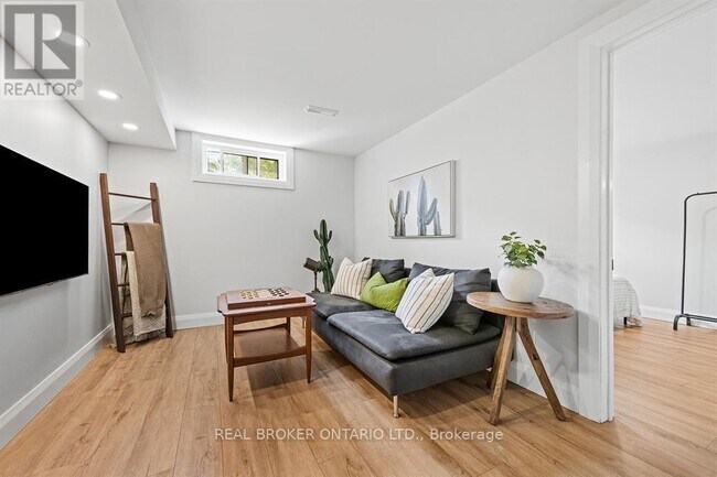 Photo - 2061 Featherston Dr