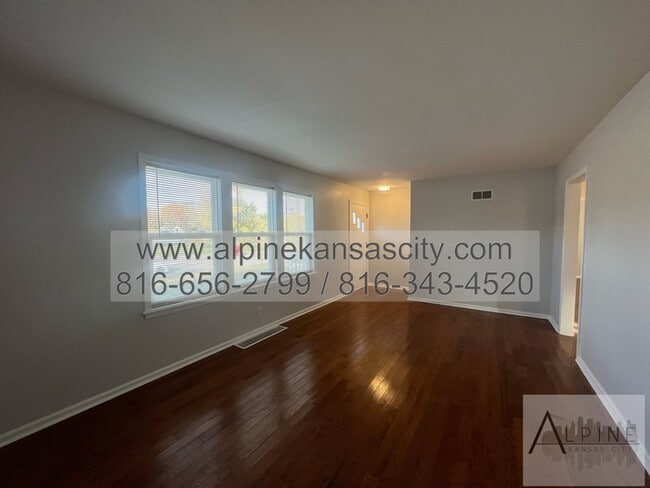 Photo - Spacious Gladstone Ranch!