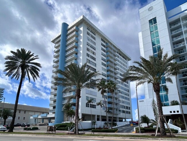 Building Photo - 5838 Collins Ave Unit 8E