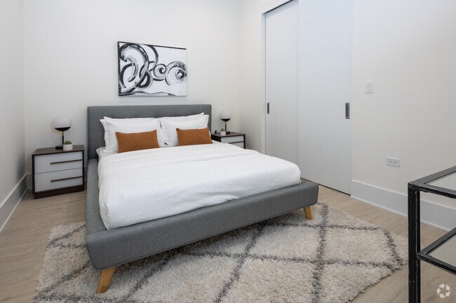 1BR, 1BA - 685SF - 812 West Adams