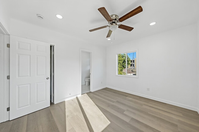 Building Photo - 1711 Sichel St Unit 1711 1/2
