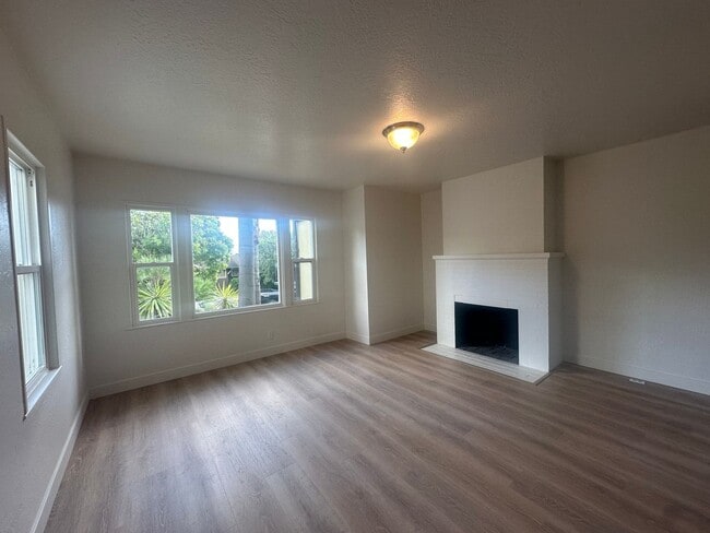 Photo - 413-413-413-412 Montgomery St Unidad 413 1/2 Montgomery