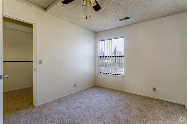 2BR, 2BA - 1,049SF