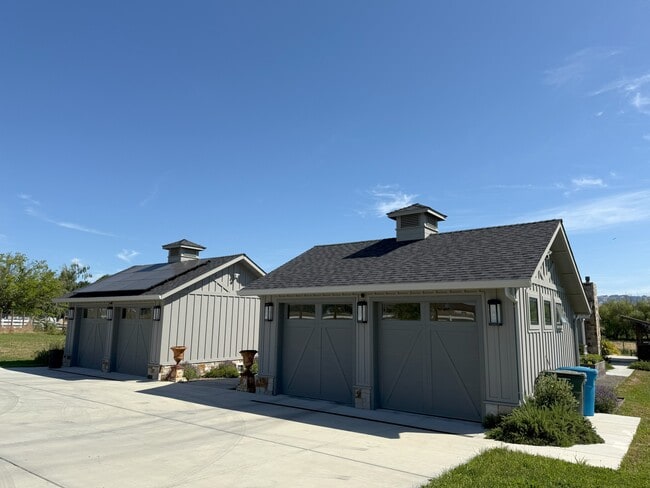 Photo - 974 Thompson Ln