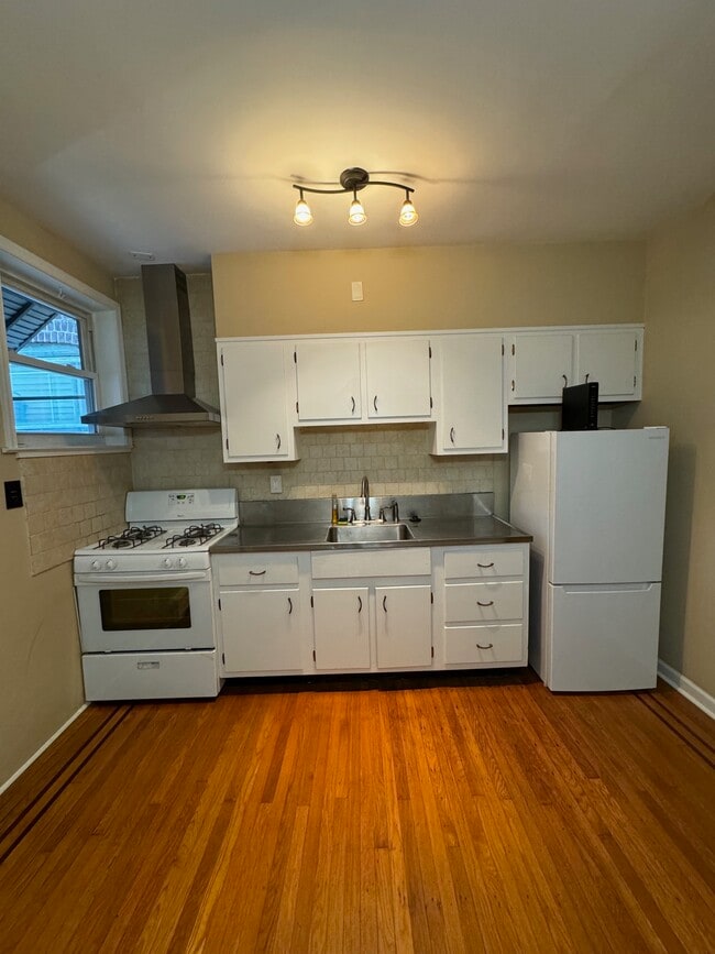 Photo - 1240 Pratt St