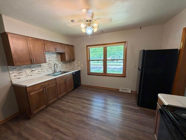 Photo - 704 Gilbert St