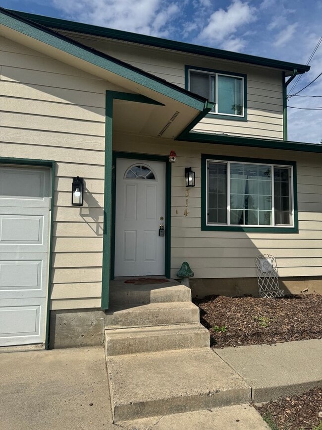 Building Photo - 3 bed 2 bath duplex (5 blocks from Sherman) Rental