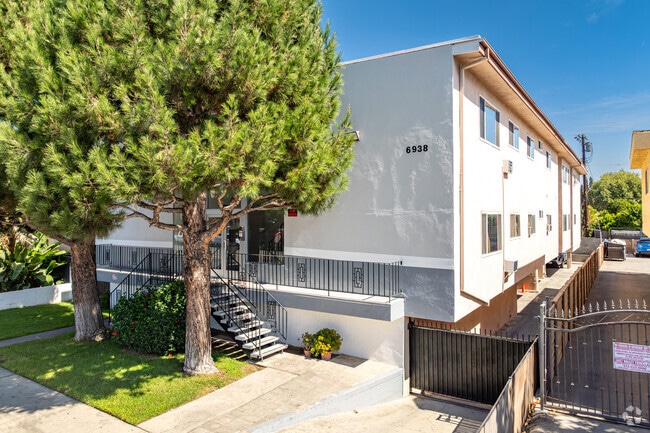 Building Photo - BEAUTIFUL REMODELED 1 AND 2 BEDROOM UNITS ...