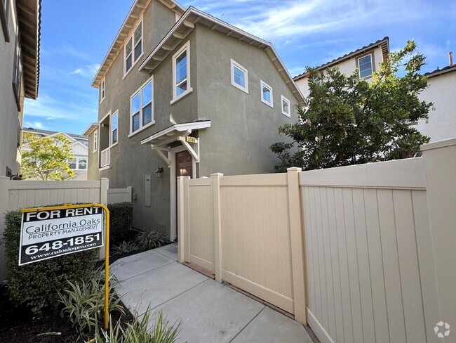 Building Photo - Riverpark Townhome