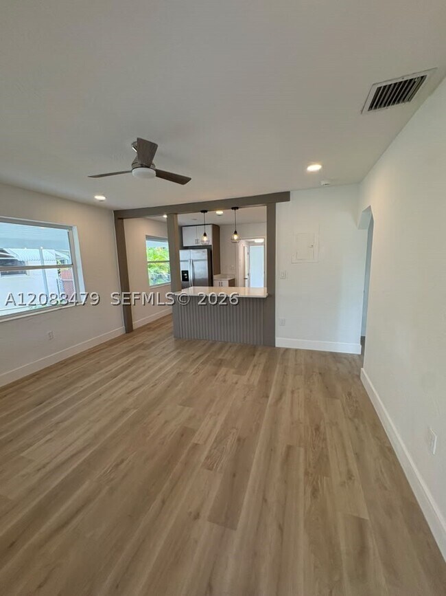 825 S 28th Ave