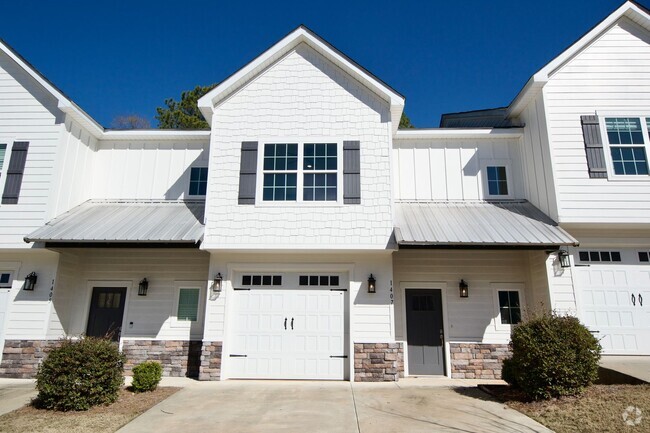 Building Photo - 3 Bed 3.5 Bath Luxury Townhome in Convenie...