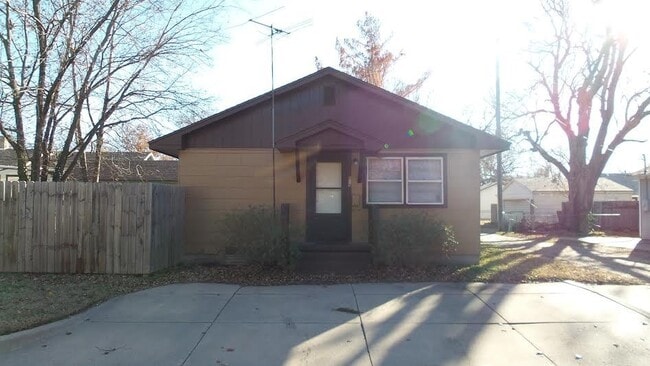 Building Photo - Cozy North Riverside Home