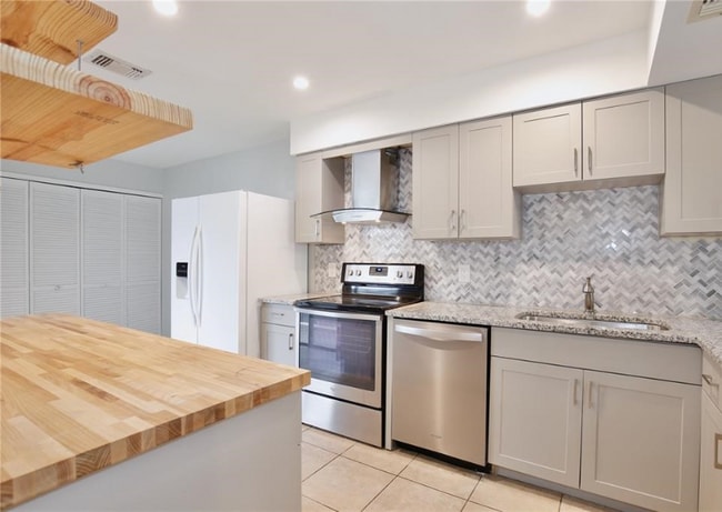 Photo - 5429 Vineland Rd