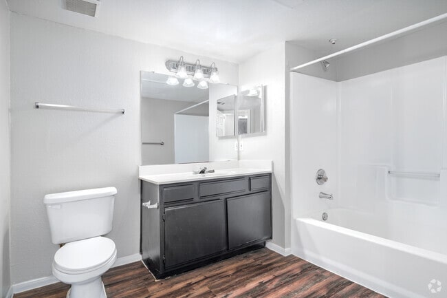 1BR, 1BA - 676SF - Bathroom - Brentwood Oaks Apartments