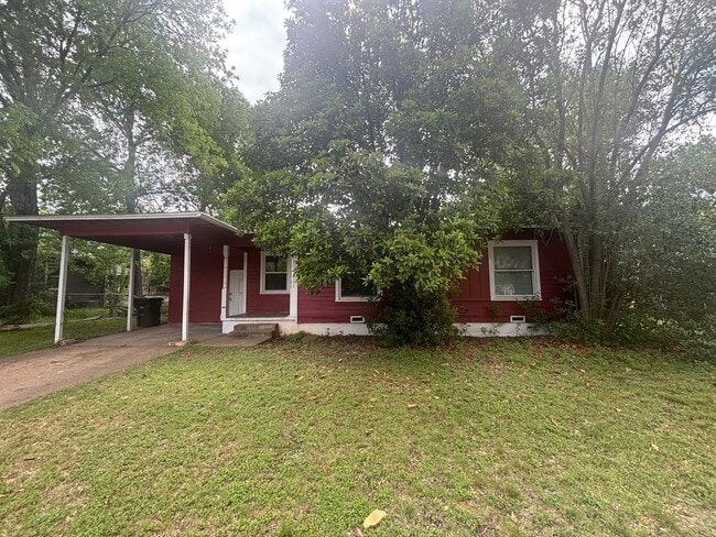 Building Photo - 3 bed, 1 bath with large fenced back yard, w/d connections