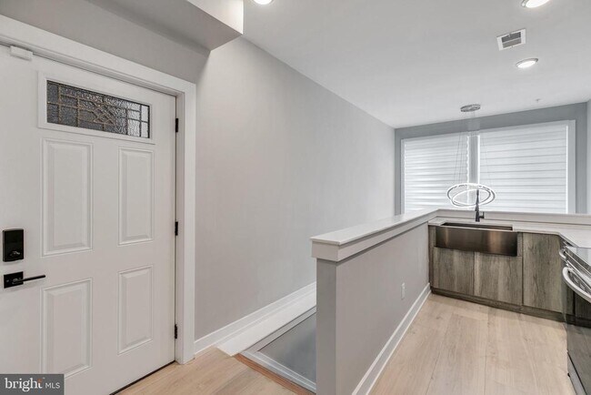 Building Photo - 1617 Brown St