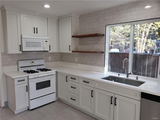 Photo - 688 Atchison St