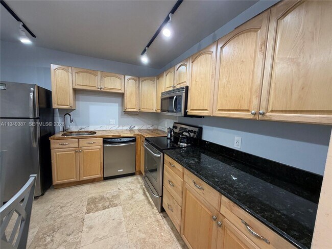 Building Photo - 2801 NE 183rd St Unit 111W