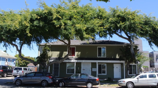 Vista de frente - 909-915 Dwight Way