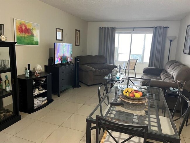 Photo - 8135 Sunrise Lakes Blvd Unidad 307