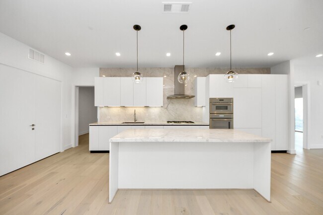 Building Photo - 1711 Allen Pkwy Unit 2207