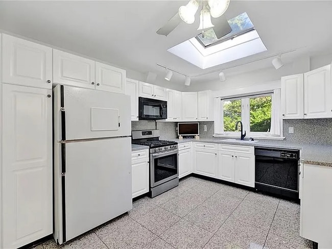 Photo - 125 Bertha Pl