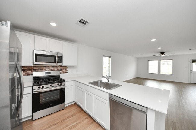 Photo - 1607 Red Oak Dr